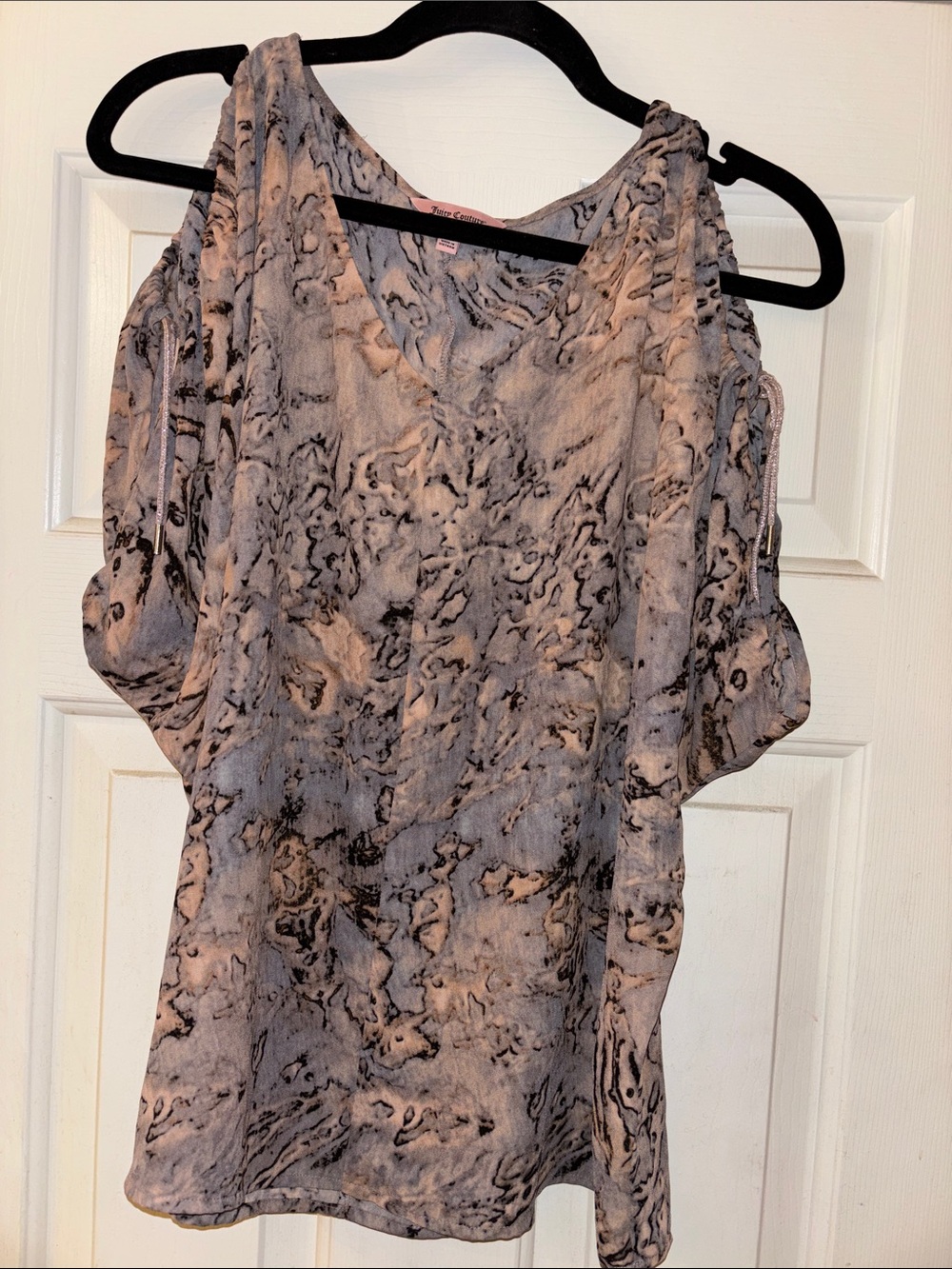 Juicy Couture Women’s Cold-Shoulder V-Neck Top in Taupe Marble Print Small EUC